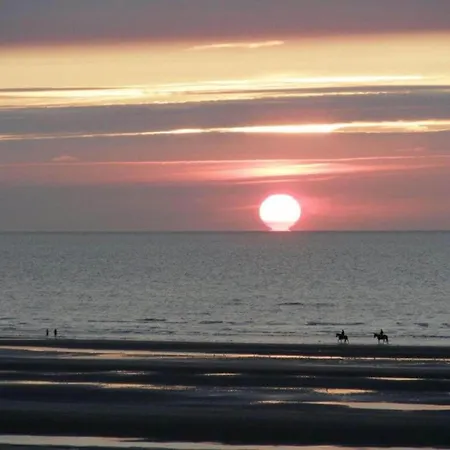 Stylish With Balcony, Sea Views Appartement Oostduinkerke